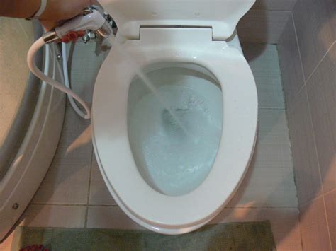 toilet bowl in Tagalog .